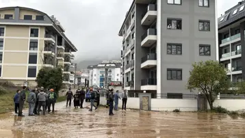 Akdeniz'de fırtına: 11 ilçede eğitime ara verildi