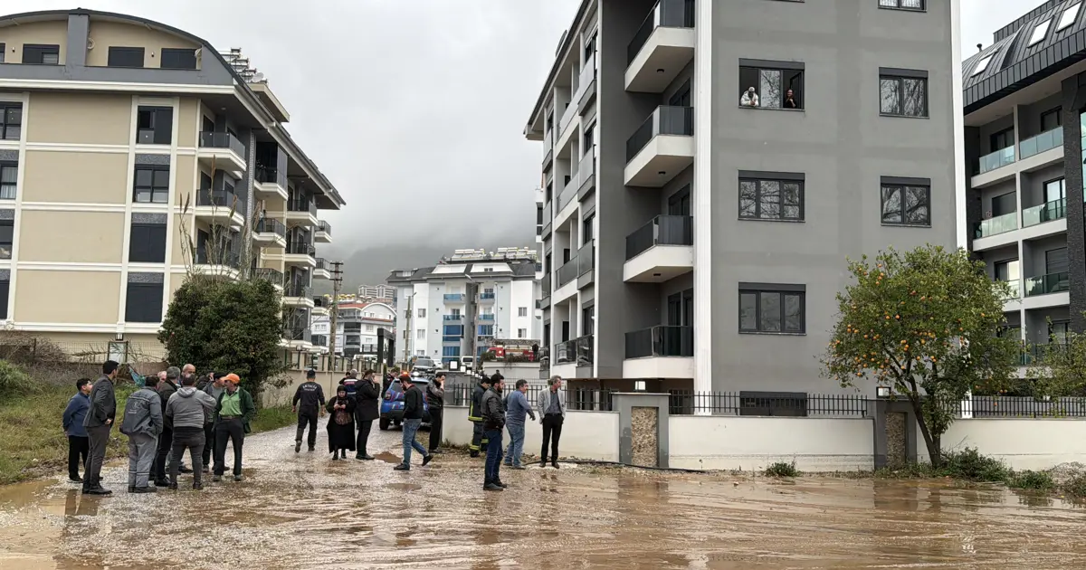 Akdeniz'de fırtına: 11 ilçede eğitime ara verildi