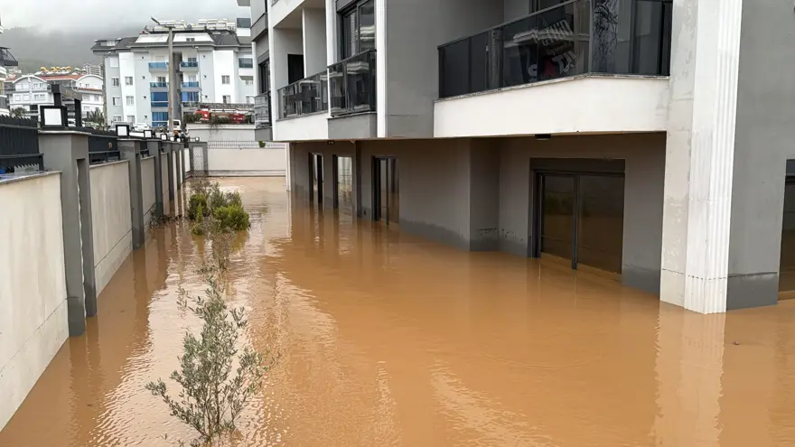 Sağanak Ege ve Akdeniz'i vurdu. Yollar göle döndü, evleri su bastı 1