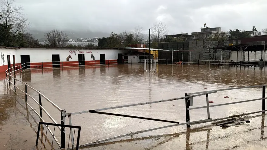 Sağanak Ege ve Akdeniz'i vurdu. Yollar göle döndü, evleri su bastı 3