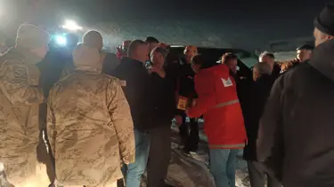 Çığ altında kalan araçtan kendi imkanlarıyla çıktılar