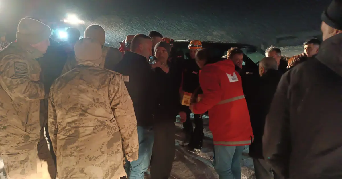 Çığ altında kalan araçtan kendi imkanlarıyla çıktılar