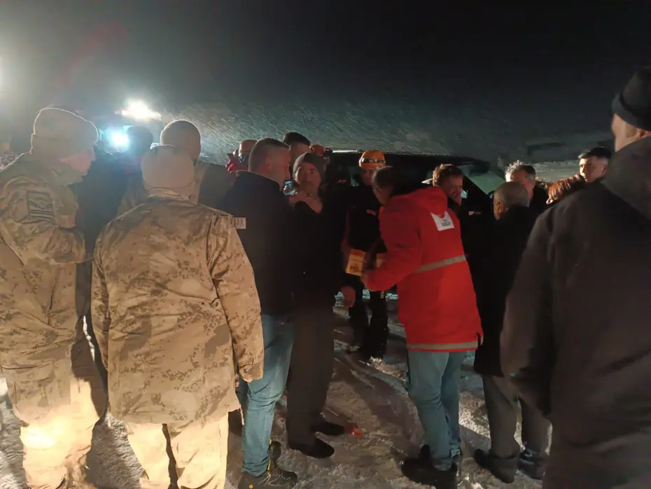 Çığ altında kalan araçtan kendi imkanlarıyla çıktılar