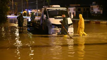 Sağanak Ege ve Akdeniz'i vurdu. Yollar göle döndü, evleri su bastı
