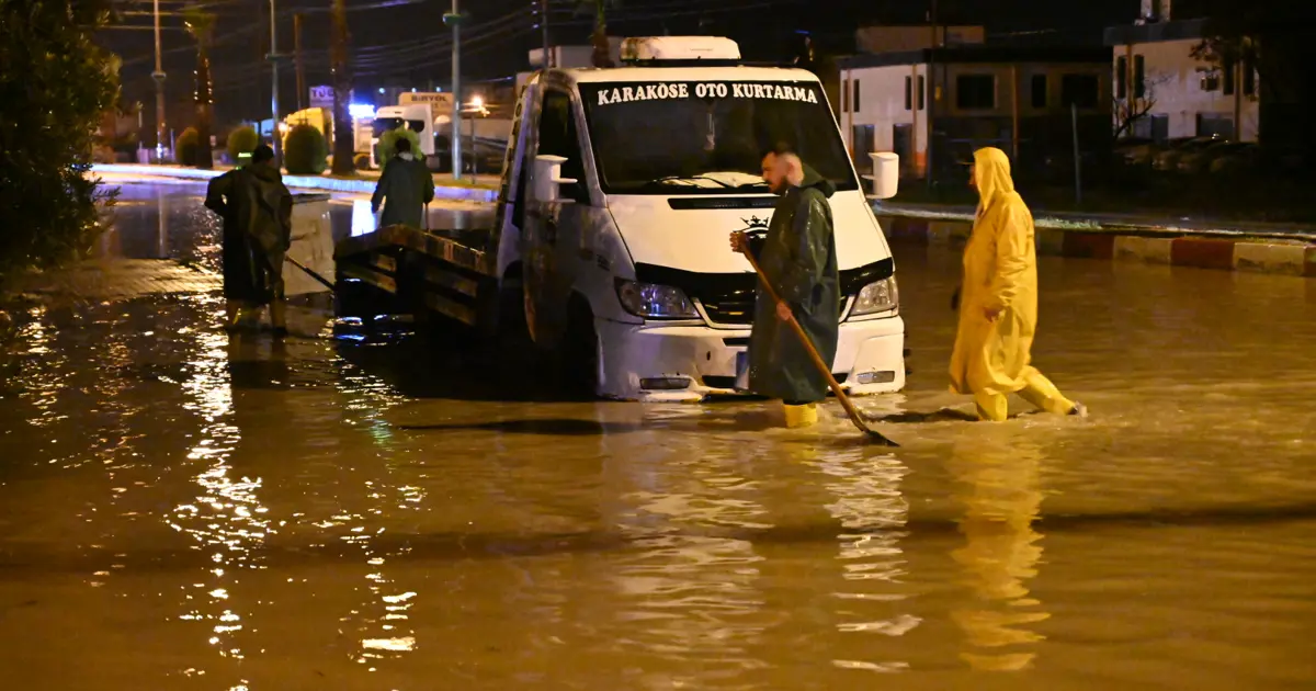 Sağanak Ege ve Akdeniz'i vurdu. Yollar göle döndü, evleri su bastı