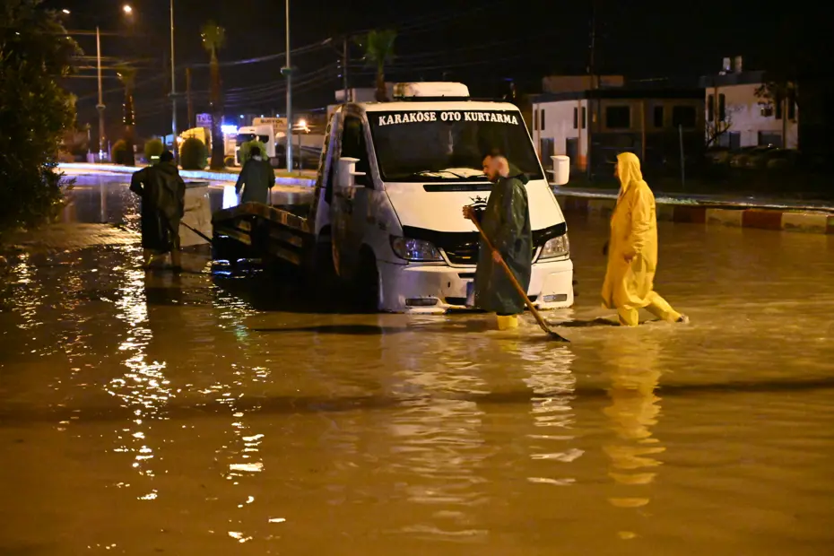 Sağanak Ege ve Akdeniz'i vurdu. Yollar göle döndü, evleri su bastı