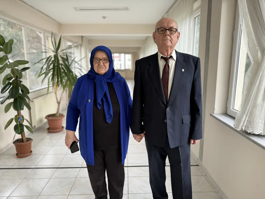 Lise yıllarında tanıştılar. Aşkları huzurevinde de devam ediyor 2