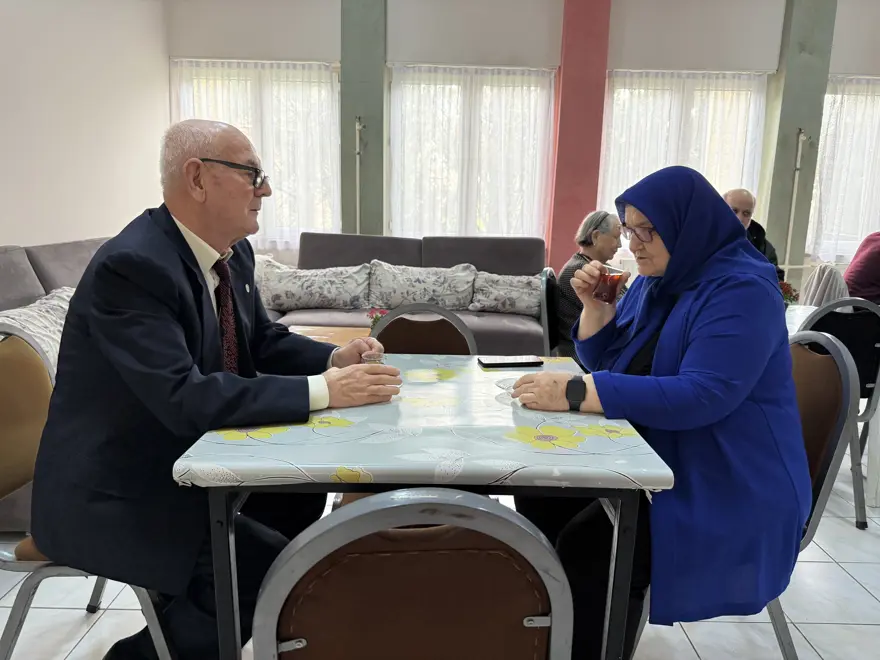 Lise yıllarında tanıştılar. Aşkları huzurevinde de devam ediyor 