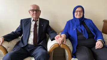 Lise yıllarında tanıştılar. Aşkları huzurevinde de devam ediyor