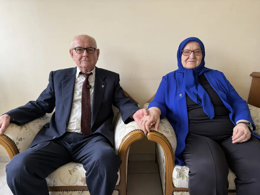 Lise yıllarında tanıştılar. Aşkları huzurevinde de devam ediyor 1