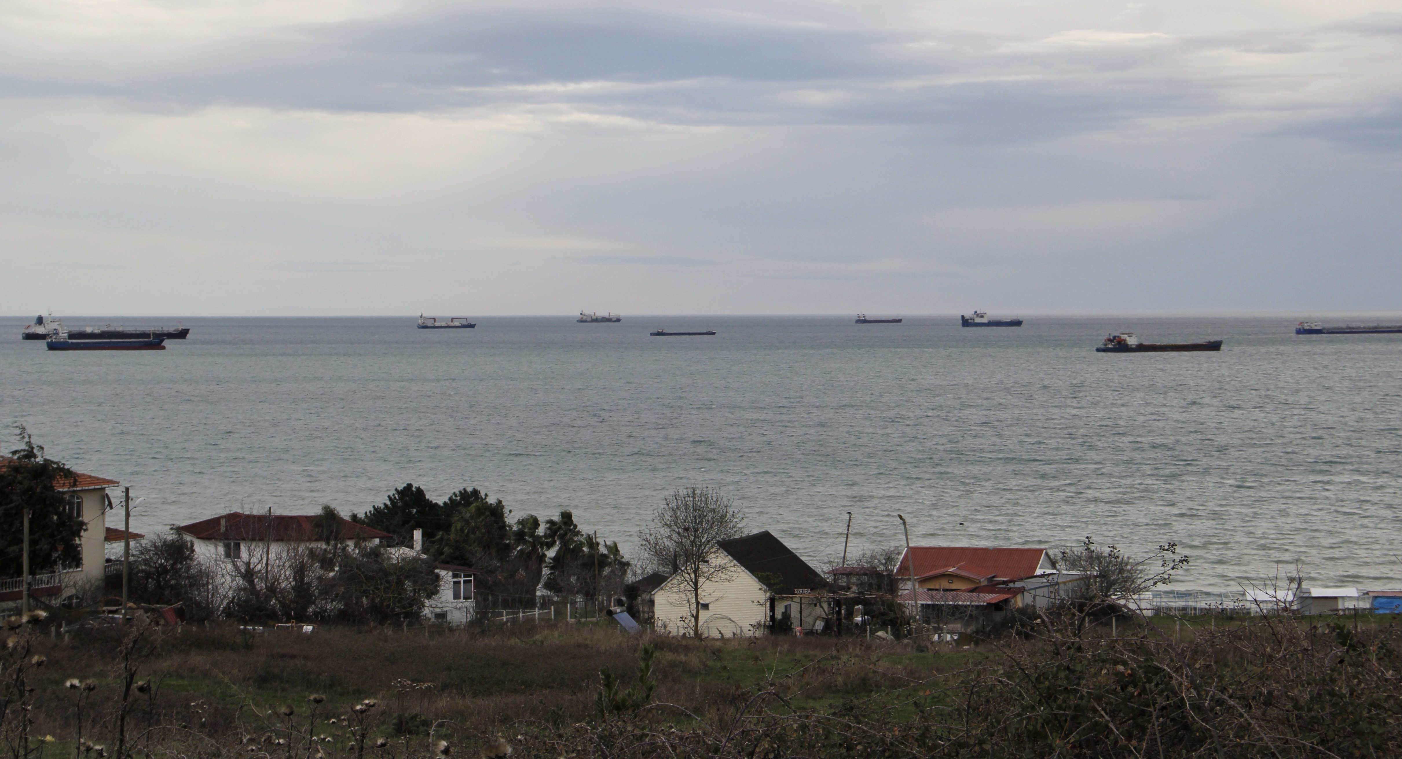 Sinop'ta fırtına alarmı. Gemiler demir attı