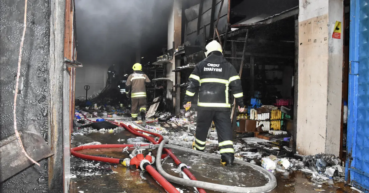 Ordu Toptancılar Sitesi'nde yangın. Alevler yandaki iş yerine de sıçradı
