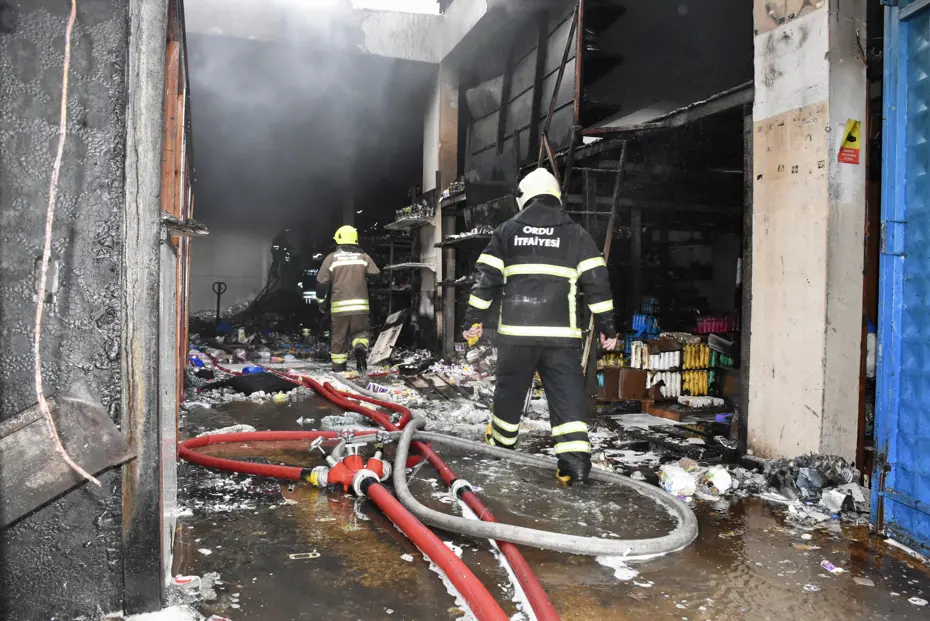 Ordu Toptancılar Sitesi'nde yangın. Alevler yandaki iş yerine de sıçradı