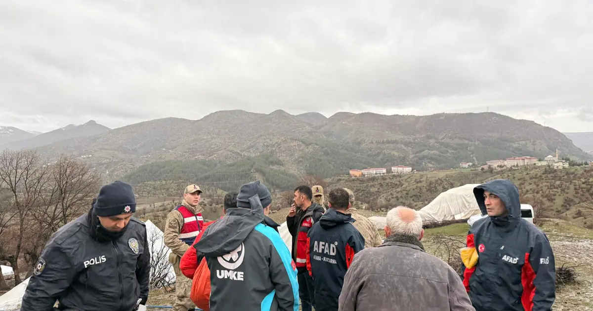 Siirt'te fırtına barınakları yıktı! 20 kişilik aileyi ekipler kurtardı