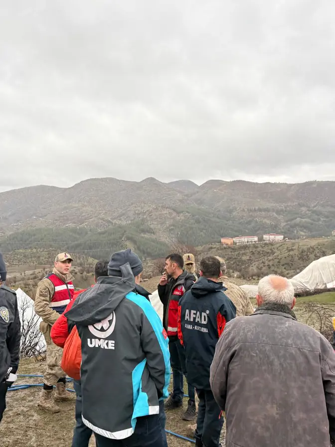 Siirt'te fırtına barınakları yıktı! 20 kişilik aileyi ekipler kurtardı