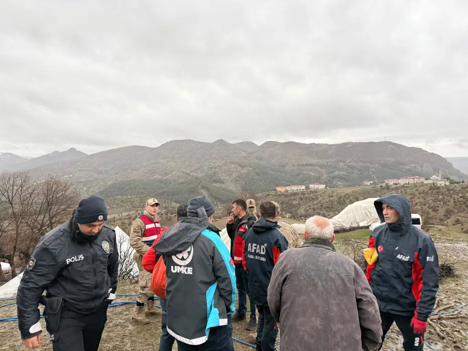 Siirt'te fırtına barınakları yıktı! 20 kişilik aileyi ekipler kurtardı