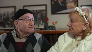 Minibüste başlayan aşk huzurevinde taçlandı. 19 yıl ayrı kaldılar