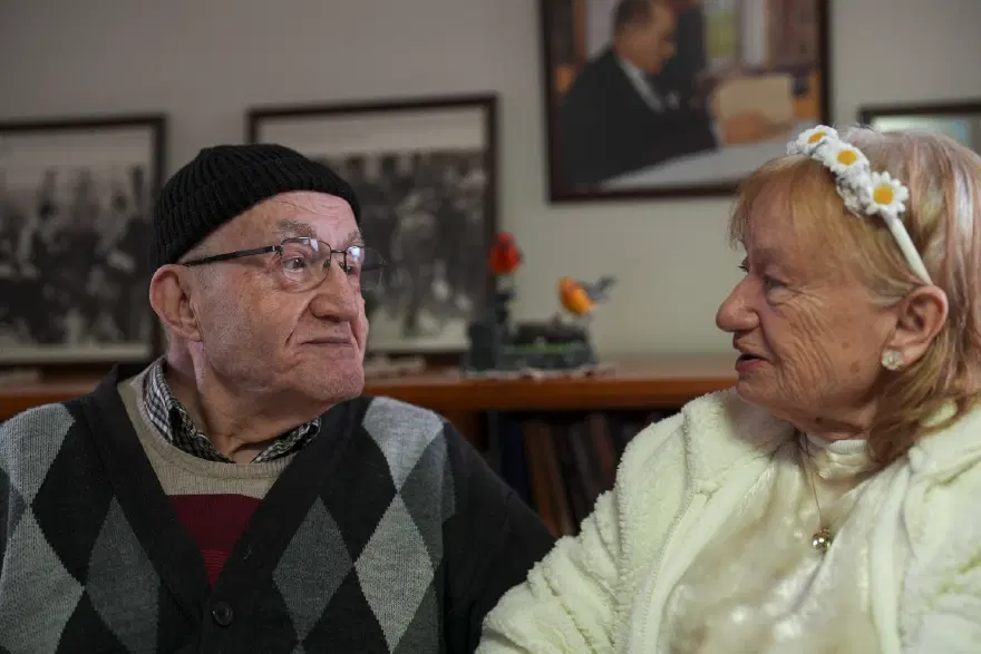 Minibüste başlayan aşk huzurevinde taçlandı. 19 yıl ayrı kaldılar 