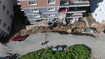 İzmir'de istinat duvarı çöktü! İki binada hasar var, arabalar toprak altında kaldı