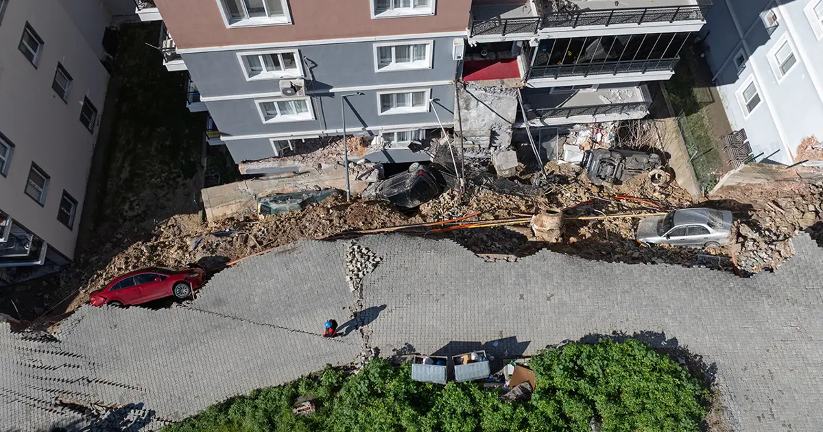 İzmir'de istinat duvarı çöktü! İki binada hasar var, arabalar toprak altında kaldı