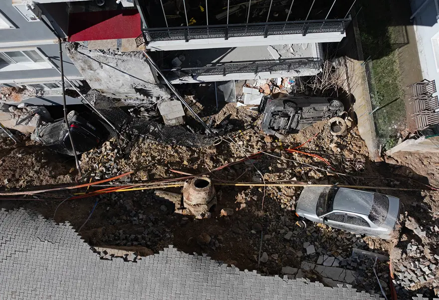 "BÜYÜK BİR SESLE UYANDIK" 3 "BÜYÜK BİR SESLE UYANDIK" 3