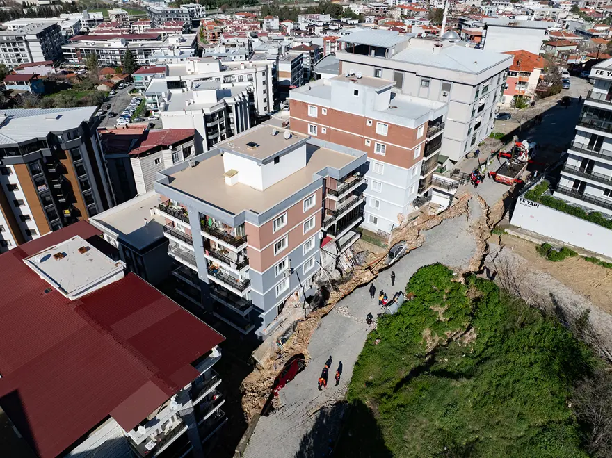 İKİ BİNA İLE ALTI ARAÇTA HASAR OLUŞTU 1 İKİ BİNA İLE ALTI ARAÇTA HASAR OLUŞTU 1