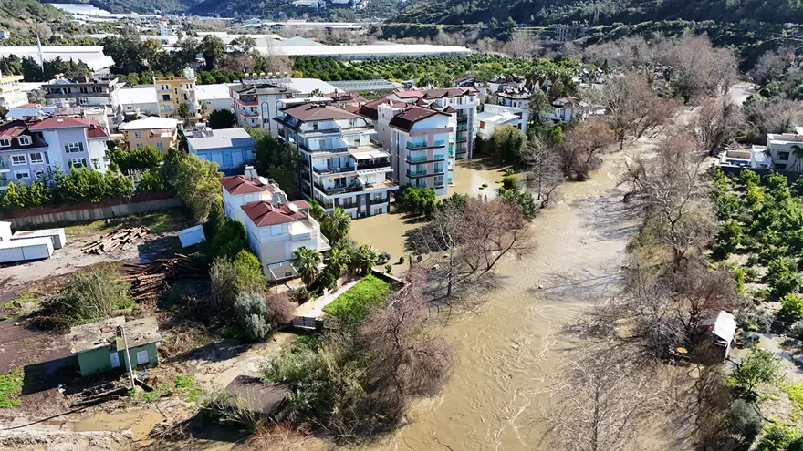 ALANYA'DA EVLER SULAR ALTINDA KALDI 1