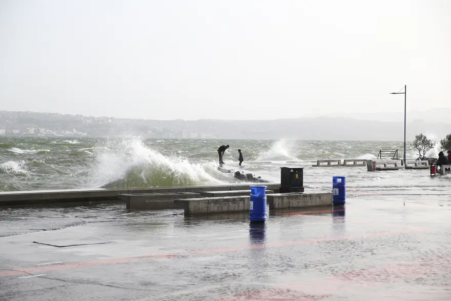 Meteoroloji uyardı. Hava 11 derece soğuyacak, fırtına ve çöl tozuna dikkat Meteoroloji uyardı. Hava 11 derece soğuyacak, fırtına ve çöl tozuna dikkat