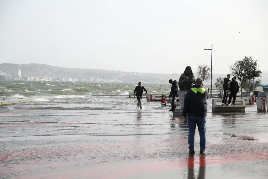 İzmir'de deniz taştı, yollar suyu altındaki kaldı İzmir'de deniz taştı, yollar suyu altındaki kaldı