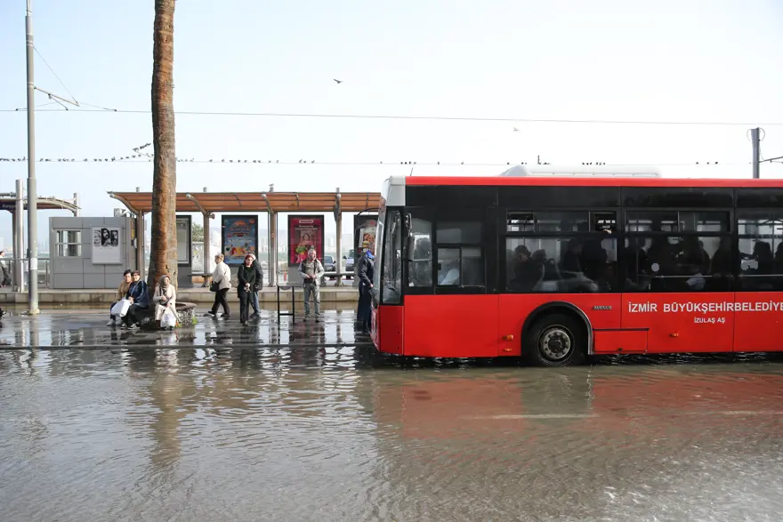 İzmir'de deniz taştı, yollar su altında kaldı 4