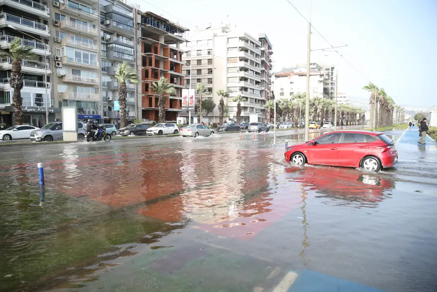İzmir'de deniz taştı, yollar suyu altındaki kaldı 1 İzmir'de deniz taştı, yollar suyu altındaki kaldı 1