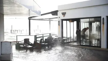 İzmir'de deniz taştı, yollar su altında kaldı