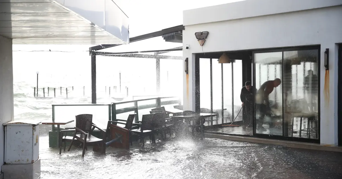 İzmir'de deniz taştı, yollar su altında kaldı