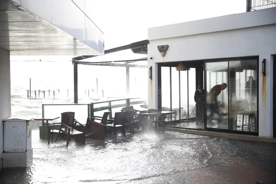 İzmir'de deniz taştı, yollar suyu altındaki kaldı 2 İzmir'de deniz taştı, yollar suyu altındaki kaldı 2