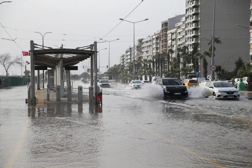 KORDON'DA DA ŞİDDETLİ FIRTINA NEDENİYLE DENİZ TAŞTI 3