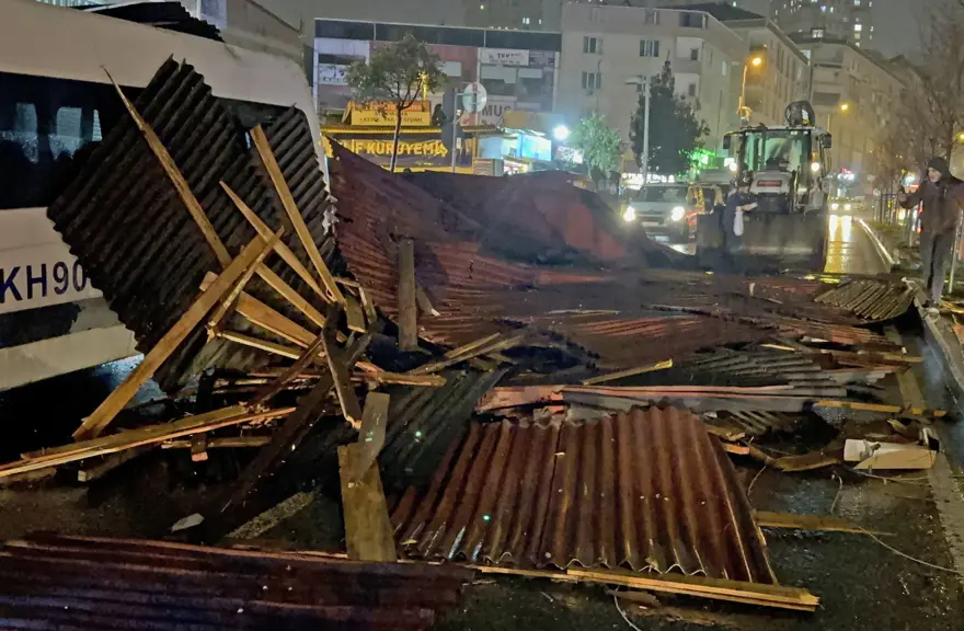 ÇATILAR ARAÇLARIN ÜSTÜNE UÇTU 2