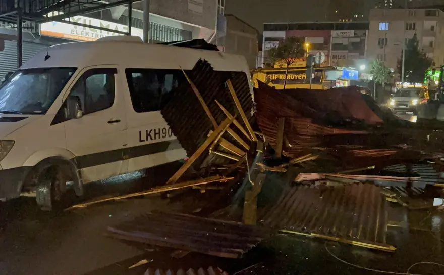 Bahar havasının ardından fırtına İstanbul'u vurdu. Çatılar ve bina kaplamaları uçtu  