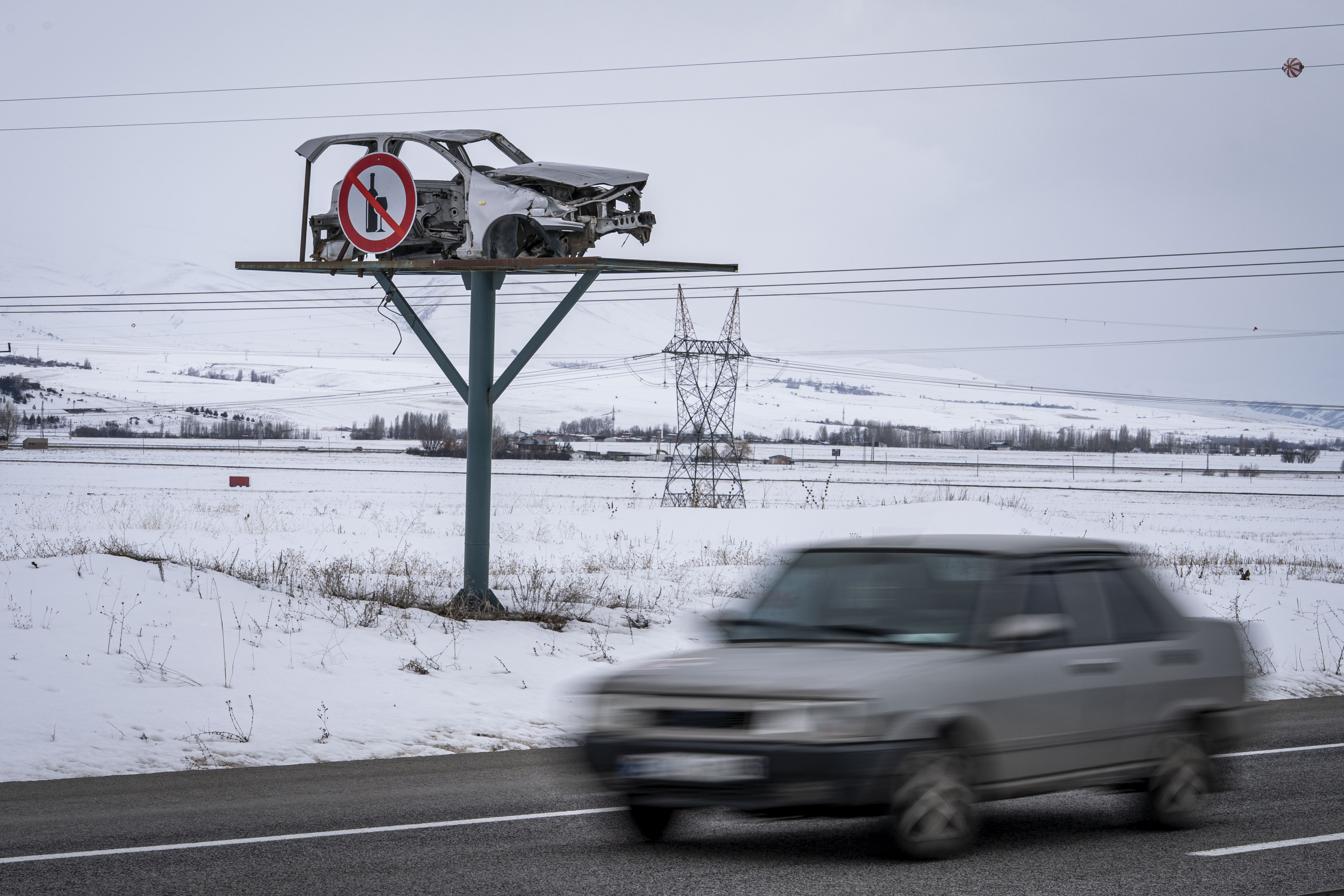 Yol kenarında sergilenen hurda araçlar trafikte farkındalık oluşturuyor