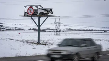 Yol kenarında sergilenen hurda araçlar trafikte farkındalık oluşturuyor
