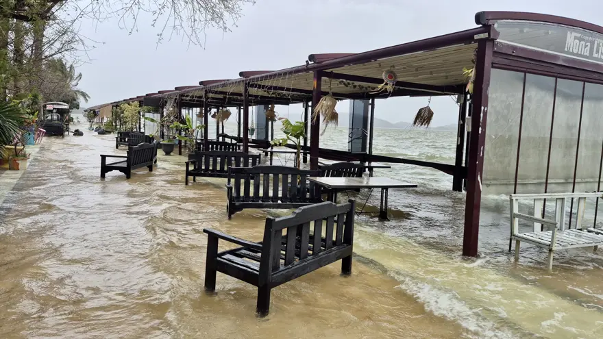 Göl taşınca ilçe sular altında kaldı. Arabalar suya gömüldü, ev ve iş yerleri su bastı 1 Göl taşınca ilçe sular altında kaldı. Arabalar suya gömüldü, ev ve iş yerleri su bastı 1