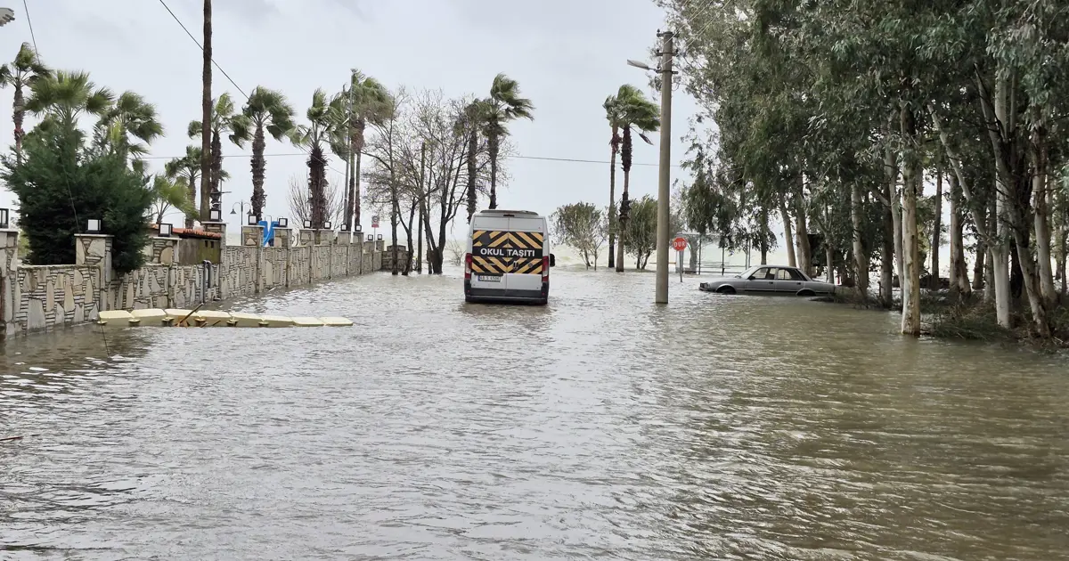 Göl taşınca ilçe sular altında kaldı. Arabalar suya gömüldü, ev ve iş yerleri su bastı