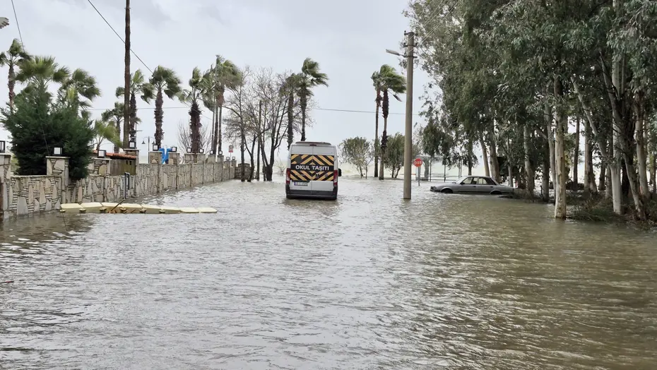Göl taşınca ilçe sular altında kaldı. Arabalar suya gömüldü, ev ve iş yerleri su bastı