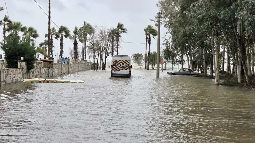 Göl taşınca ilçe sular altında kaldı. Arabalar suya gömüldü, ev ve iş yerleri su bastı Göl taşınca ilçe sular altında kaldı. Arabalar suya gömüldü, ev ve iş yerleri su bastı