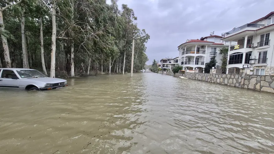 Göl taşınca ilçe sular altında kaldı. Arabalar suya gömüldü, ev ve iş yerleri su bastı 3 Göl taşınca ilçe sular altında kaldı. Arabalar suya gömüldü, ev ve iş yerleri su bastı 3