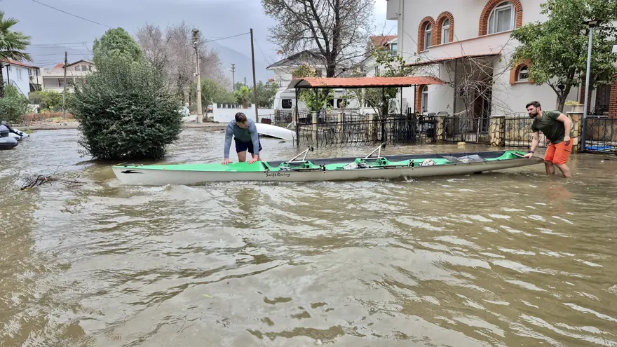 Göl taşınca ilçe sular altında kaldı. Arabalar suya gömüldü, ev ve iş yerleri su bastı 4 Göl taşınca ilçe sular altında kaldı. Arabalar suya gömüldü, ev ve iş yerleri su bastı 4