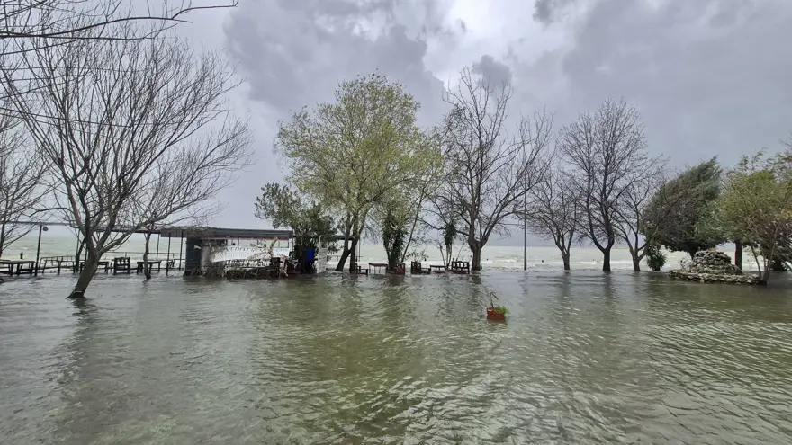 Göl taşınca ilçe sular altında kaldı. Arabalar suya gömüldü, ev ve iş yerleri su bastı 2 Göl taşınca ilçe sular altında kaldı. Arabalar suya gömüldü, ev ve iş yerleri su bastı 2