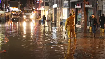 Şiddetli yağış hayatı felç etti. İzmir, Çanakkale ve Muğla'da taşkın alarmı