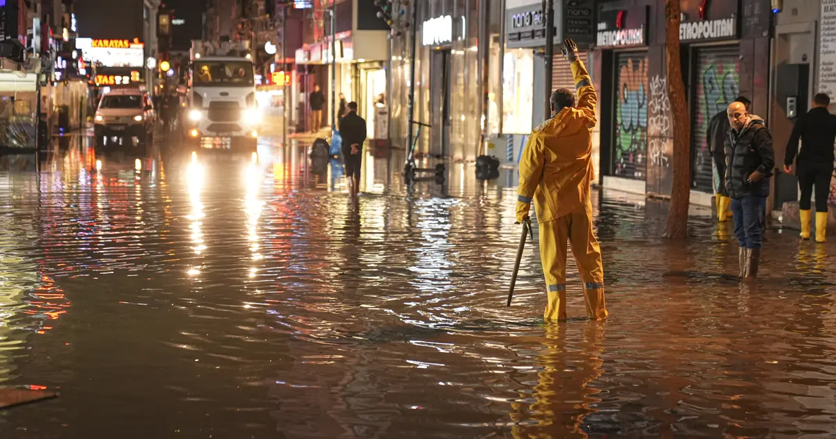 İzmir'de şiddetli yağış. Cadde ve sokaklar göle döndü