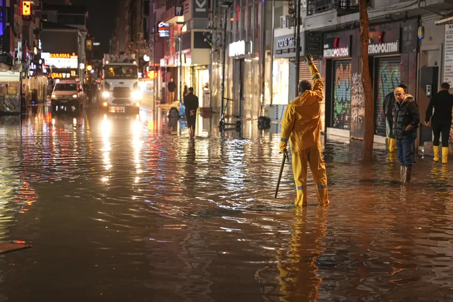 İzmir'de şiddetli yağış. Cadde ve sokaklar göle döndü