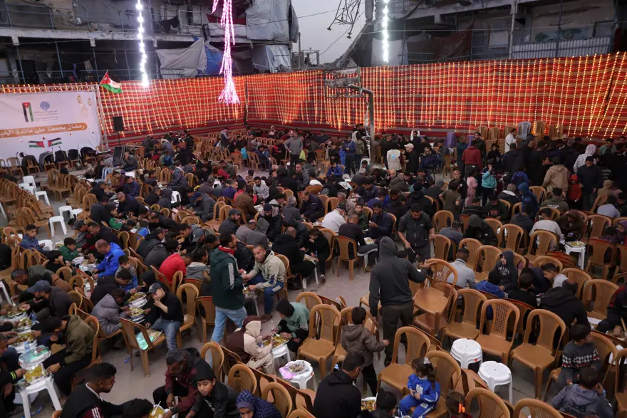 Gazze'deki Filistinliler, İsrail bombalarının sesleri olmadan birinci iftarını açtı 